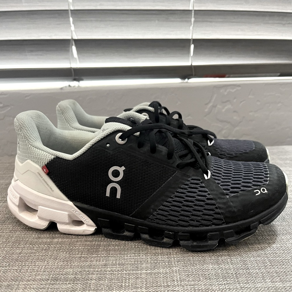 ON Cloudflyer Women’s Size 6.5